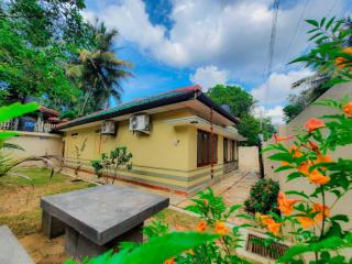 Moms House Dickwella - 0