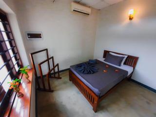 Moms House Dickwella - 1