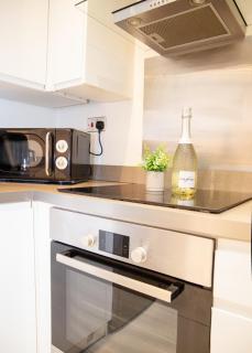 Cosy 2-Bed Stay Ideal for Contractors & Professionals - FREE Parking, Garden - 2