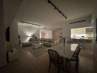 Large 5-BR JBR Apartment, Perfect for Families, Easy Beach Access - 2