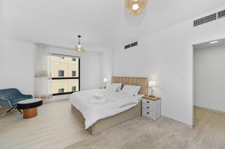 3 Bed Spacious JBR Modern Living Holiday Home - 2
