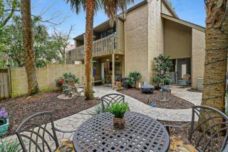 Beach Club Bliss Villa Steps to Sand Shops & Sunshine - 3