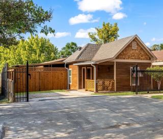 Stockyards 5 mins, New, Sleeps 8 Cedar House, TCU - 2