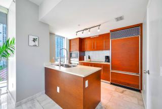 Sky-High Comfort & City Views - 7