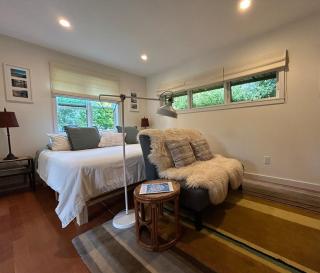 Studio Cedar Guest Cottage - 9