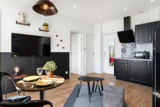 Nice Renting - CAMBRAI - Luxurious Sea View Terrasse - King Bed - Parking - AC - fully equipped - 2