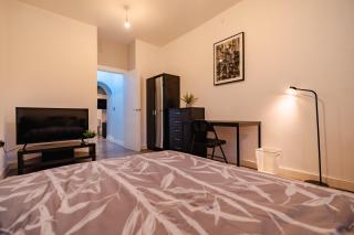 Central Cardiff One-Bedroom Apartments with Fast WiFi, Parking & Self Check-In - 2
