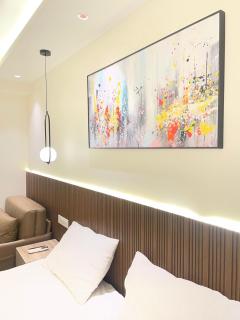 Premium studio retreat 5 min from metro Food street below - 2