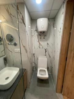 Premium studio retreat 5 min from metro Food street below - 1