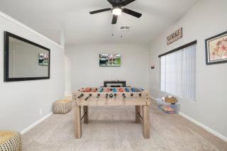 Poolside Family Stay Near Cardinals and Dogers - 3