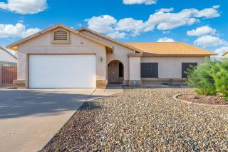 Poolside Family Stay Near Cardinals and Dogers - 2