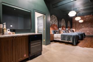 Hollyhock Suite 504 - 4