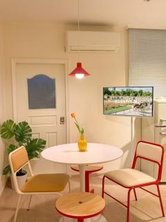 Cozy Colorful Stay near Hongdae and Airport Line for up to 6 Guests with Luggage Storage - 9