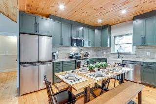 Private Hot Tub! Woodsy Family Cabin in Blue Ridge - 9