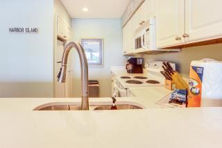 Poolside Fun and Ocean Strolls Harbor Island Haven! - 2