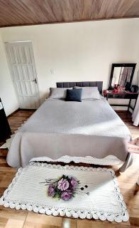 KITNET k3 em TORRES-RS - Na mais bela praia Gaúcha - Frigobar - micro-ondas - Banheiro - Ar condicionado split - TV smart - Wi-Fi - Anfitriã SuperHost no BNB - 1