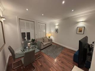 Discover London Central 2 Bedroom in Kensington - 8
