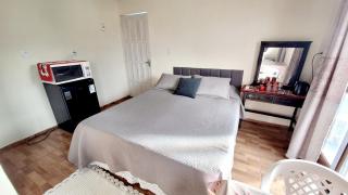 KITNET k3 em TORRES-RS - Na mais bela praia Gaúcha - Frigobar - micro-ondas - Banheiro - Ar condicionado split - TV smart - Wi-Fi - Anfitriã SuperHost no BNB - 4