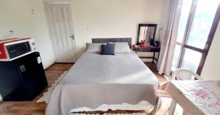 KITNET k3 em TORRES-RS - Na mais bela praia Gaúcha - Frigobar - micro-ondas - Banheiro - Ar condicionado split - TV smart - Wi-Fi - Anfitriã SuperHost no BNB - 2