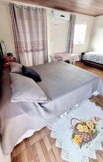 KITNET k3 em TORRES-RS - Na mais bela praia Gaúcha - Frigobar - micro-ondas - Banheiro - Ar condicionado split - TV smart - Wi-Fi - Anfitriã SuperHost no BNB - 6