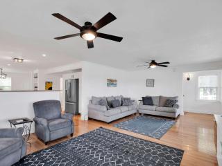 Sleeps 8 Waterfront Dock Dog Friendly Grill - 7