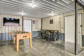 1 Mi to Main St! Family Farmhouse in West Unity - 7