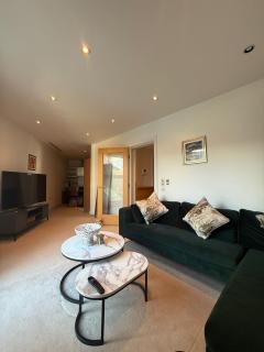 Stunning 2 bed 2 bath Harrods - 0