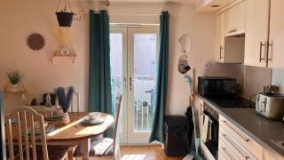 Urban Oasis Stylish Boho Flat in Bristol - 6