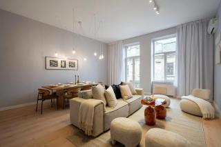 Universitatii Designer 3BR Apartment - Grand Windows High Ceilings & Central Balcony Views - 0