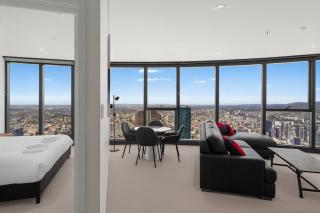 Panoramic Views Apartment & High-Rise Pool and Gym - 8
