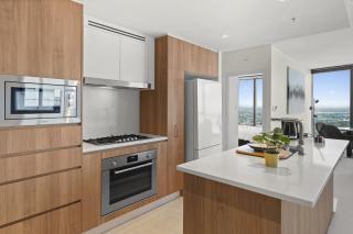 Panoramic Views Apartment & High-Rise Pool and Gym - 6