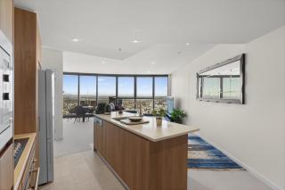 Panoramic Views Apartment & High-Rise Pool and Gym - 4