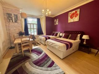 2 Bed Apartment-Sleeps 7-Free Parking - 0