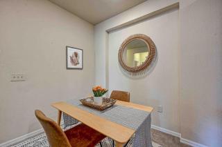 Boho Oasis w KING Bed w POOL Nr AIRPTShoppingDWTN - 9