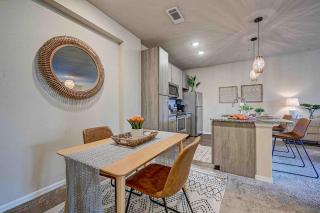 Boho Oasis w KING Bed w POOL Nr AIRPTShoppingDWTN - 6