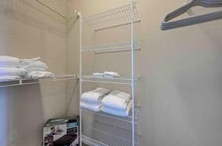 Boho Oasis w KING Bed w POOL Nr AIRPTShoppingDWTN - 2