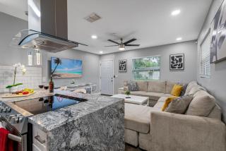 Cozy & Completely Remodeled 2 Bedroom Apartment - 4