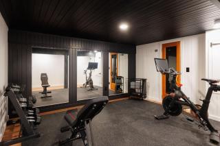 Sleeps 16-Hottub-Sauna-Pet Friendly-7 Min to Ski - 7