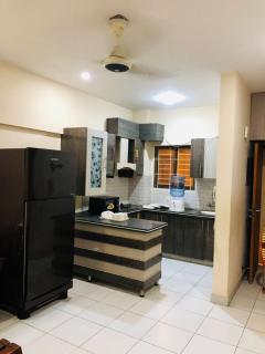 2BR Apt Karachi Secure Stay, Wi-Fi, Airport - 2