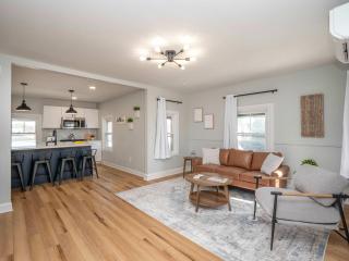Jennifer's Modern & Comfy Broadway Retreat - 3