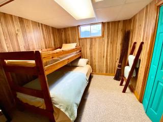 Lakefront Cottage w Grand Cabin Room - 5