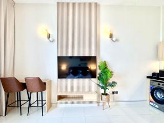 Signature Horizon Studio with Boulevard Views - 8