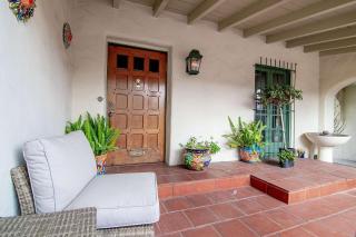 Charming Spanish Villa with Jacuzzi in Prime LA Beverly Grove - 9