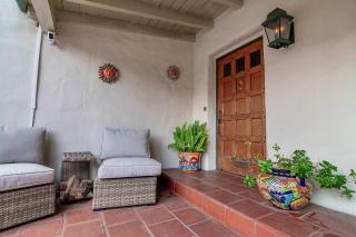 Charming Spanish Villa with Jacuzzi in Prime LA Beverly Grove - 6