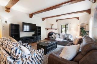 Charming Spanish Villa with Jacuzzi in Prime LA Beverly Grove - 2