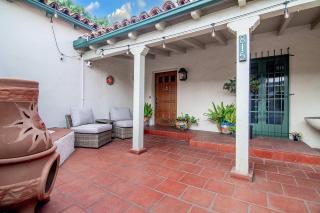 Charming Spanish Villa with Jacuzzi in Prime LA Beverly Grove - 4