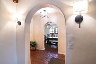 Charming Spanish Villa with Jacuzzi in Prime LA Beverly Grove - 8