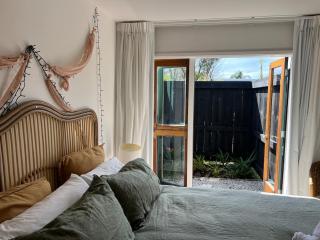 Tropical Escape near the beach with fire-pit & spa - 4