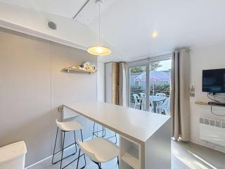 Mobil-home Confort 2 chambres, Piscine chauffée, 200 m de la plage, Parking et Wi-Fi inclus - FR-1-361A-77 - 2