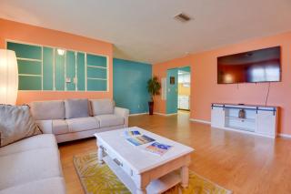 Colorful Cottage with Lanai 7 Mi to Cortez Beach! - 7